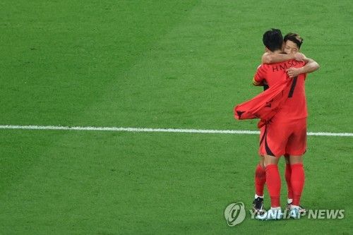 역전 결승골 합작한 손흥민과 황희찬