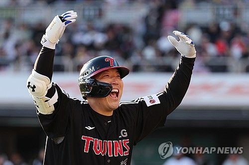 더그아웃 향하며 환호하는 김현수