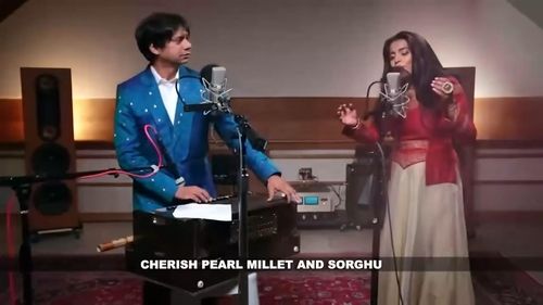 어번던스 인 밀레츠를 부르는 팔루(오른쪽)와 그의 남편인 가수 가우라브 샤[어번던스 인 밀레츠 뮤직비디오 캡처. 재판매 및 DB 금지]