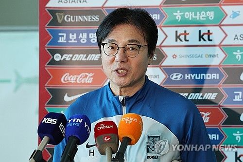 프랑스로 출국 앞두고 인터뷰하는 황선홍 감독