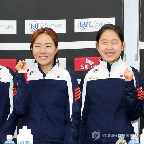 2017년 대표팀 생활을 함께했던 이상화(왼쪽)와 김민선