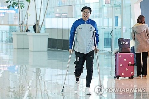 황선홍 감독, 목발 짚고 출국