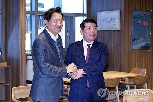 악수하는 서울시장과 구리시장