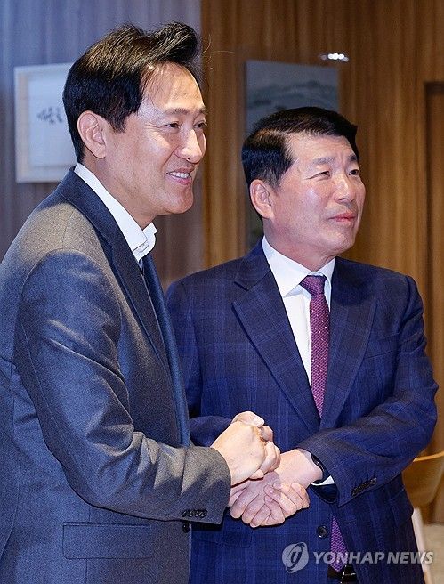 악수하는 서울시장과 구리시장