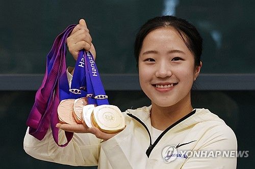 메달 들어보이는 신유빈