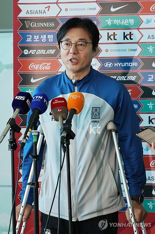 프랑스로 출국 앞두고 인터뷰하는 황선홍 감독