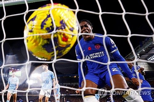 치아구 시우바의 동점골 직후 포효하는 악셀 디사시