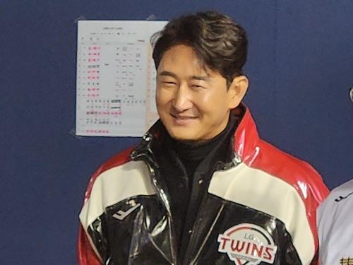 더그아웃에서 LG 우승 세리머니 지켜보는 박용택