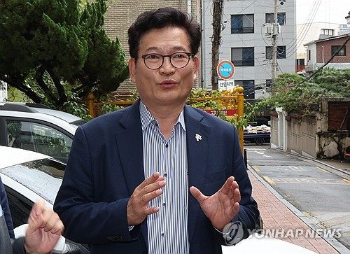 취재진 질문에 답하는 송영길 전 대표