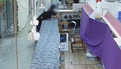 금은방 매대에서 귀금속 훔치는 피의자 
