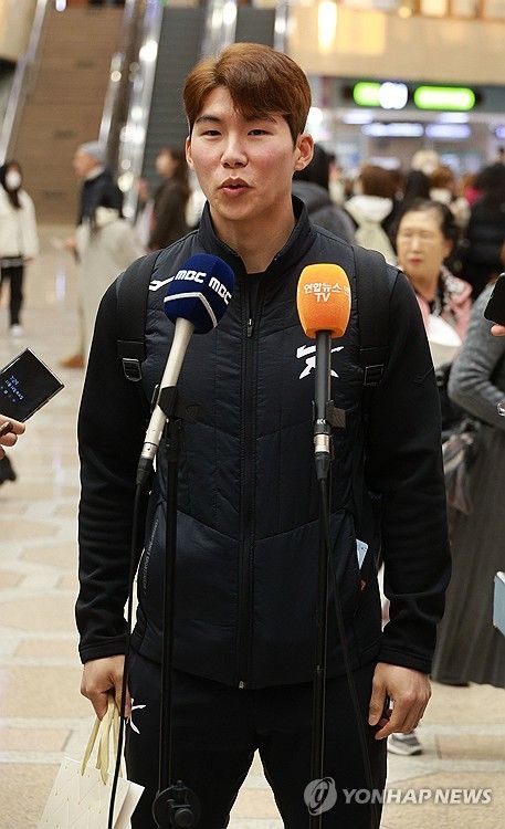 취재진 질문에 답하는 김혜성