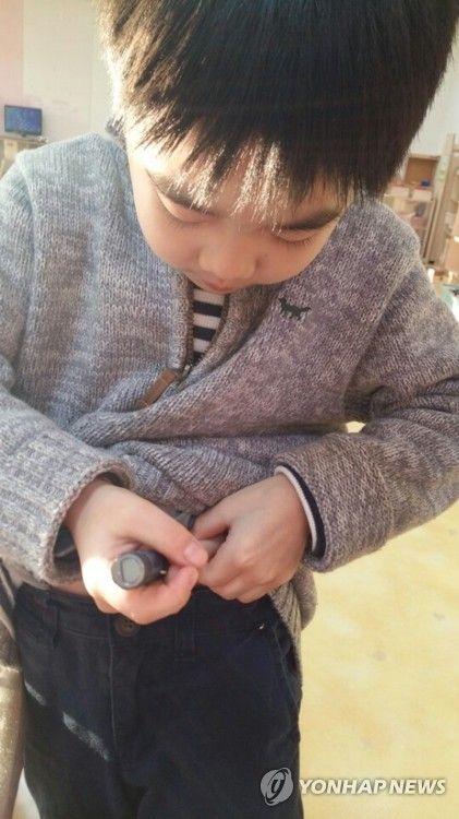 김미영 1형당뇨병 환우회 대표 아들 정소명군이 7살 때 인슐린 펜으로 인슐린을 체내에 주입하는 모습