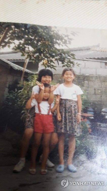 언니·동생과 함께 찍은 김미영 대표(오른쪽, 초등학교 3학년 때)