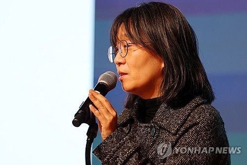 광주서 강연하는 한강 작가