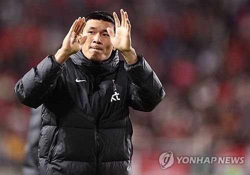 축구 팬 향해 인사하는 김민재