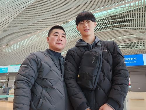 이탈리아 몬차와 계약한 이우진과 아버지 이동훈 씨