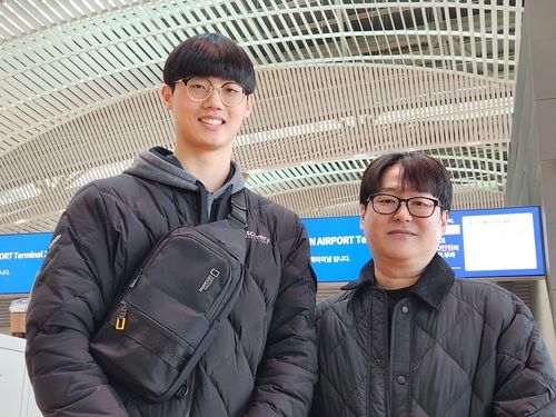 이탈리아로 향하는 이우진과 그를 도운 임근혁 대표 