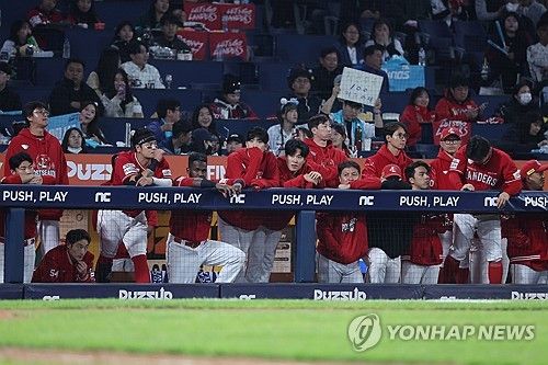 경기 바라보는 SSG 선수들