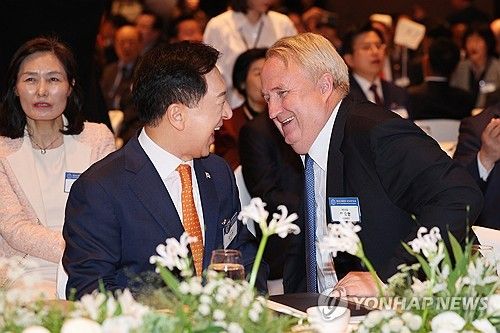 국가조찬기도회서 대화하는 김기현-인요한