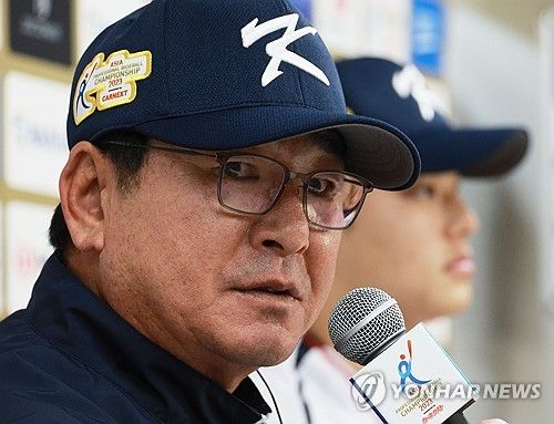 취재진 질문에 답하는 류중일 감독