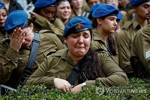 17일(현지시간) 동료 군인 장례식에서 흐느끼는 이스라엘 장병