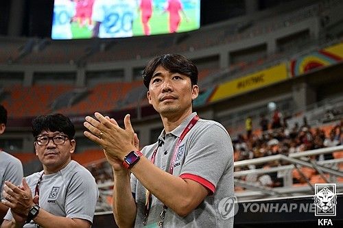 박수치는 변성환 감독