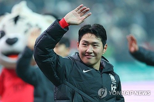 관중 향해 인사하는 이강인