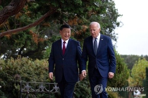 회담 후 나란히 산책하는 미중 정상