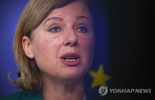 '허위 정보 실행 강령' 보고서 발표하는 EU 집행위원