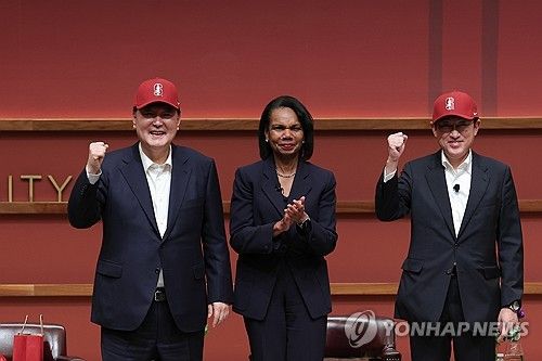 야구모자 선물받은 윤 대통령과 기시다 일본 총리