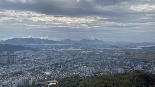 굽이치는 낙동강과 김해시가지가 한눈에 