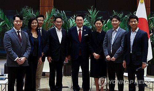 한일 스타트업 간담회 참석한 한일 정상