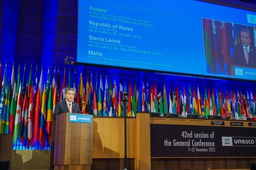 파리에서 열린 유네스코 총회에서 기조연설하는 박진 외교부 장관