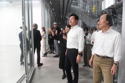 디포 보이만스 판 뵈닝언을 관람하는 오세훈 서울시장