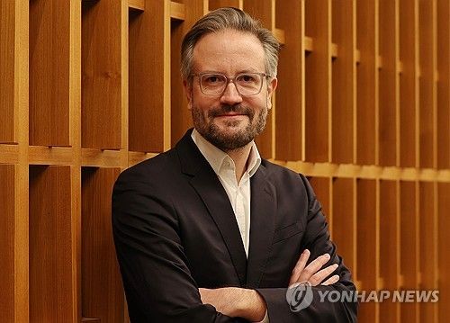 포즈 취하는 막시밀리안 메르클레 대표