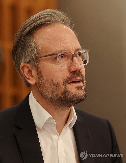 인터뷰하는 막시밀리안 메르클레 대표