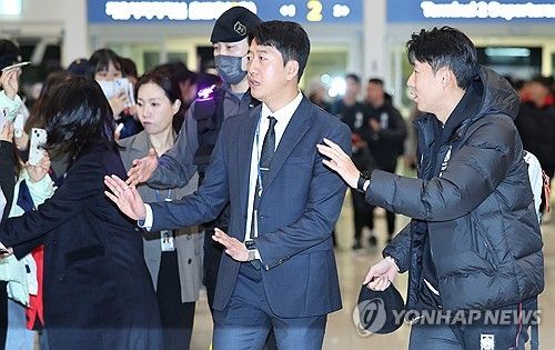 팬들에게 인사하는 손흥민