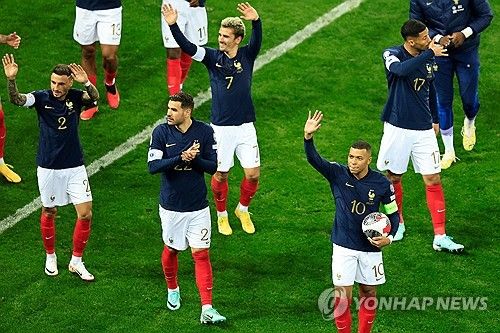 기뻐하는 프랑스 선수들