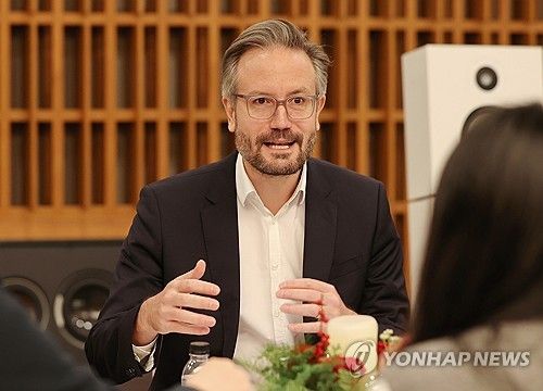 인터뷰하는 막시밀리안 메르클레 대표