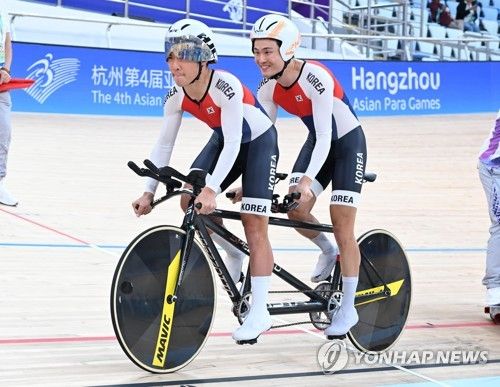 사이클 김정빈(오른쪽)과 경기 파트너 윤중헌