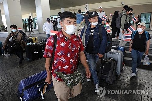 이스라엘에서 귀국하는 태국 노동자들