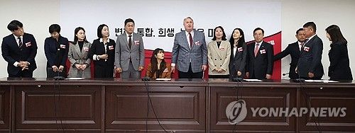 사진촬영하는 국민의힘 혁신위원들