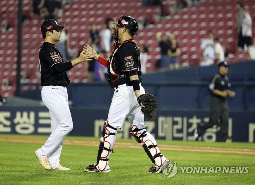 kt wiz 박영현(왼쪽)