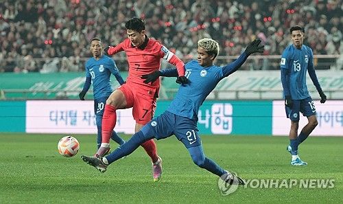 공 다투는 손흥민