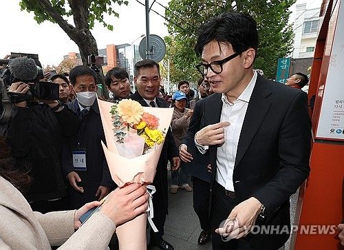 꽃다발 받는 한동훈 장관