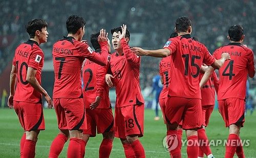 하이파이브하는 손흥민-이강인