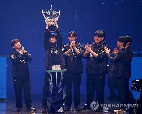 우승컵 들어올리는 페이커