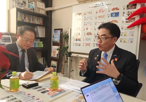 (도쿄=연합뉴스) 홍준석 기자 = 지난 14일 일본 도쿄에서 만난 특수셔터 생산업체 '요코비키셔터'의 이치가와 신지로 사장(오른쪽)이 계속고용에 대한 질문에 답하고 있다. 왼쪽은 통역을 맡은 일본 노동정책연구연수기구의 오학수 박사의 모습. 2023.11.21 honk0216@yna.co.kr