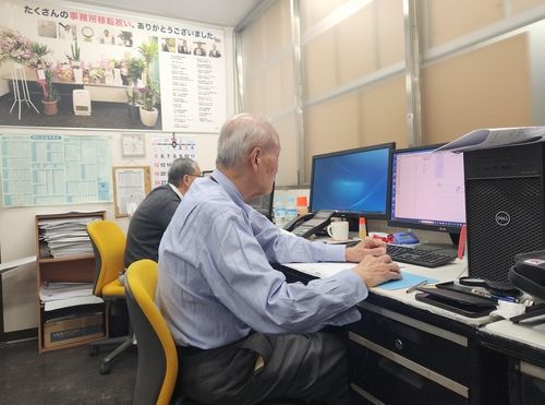 요코비키셔터 최고령 직원 가나이 노부하루(81)씨의 모습