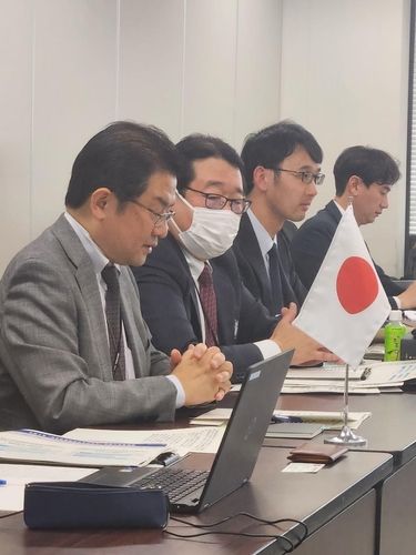 고령자 고용확보 조치 설명하는 일본 후생노동성 관계자들의 모습